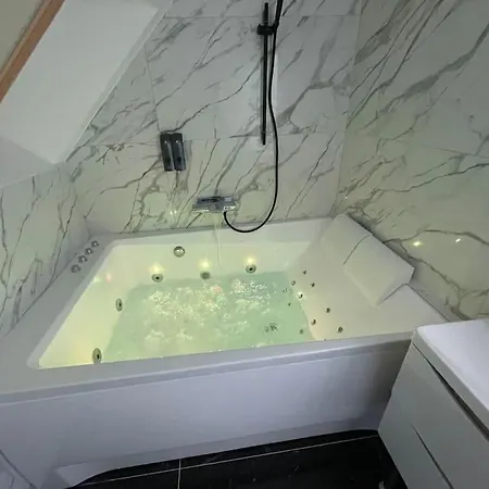 Holiday home Le Duplex Balneo Maison Climatisee